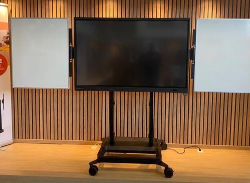Optoma 5 na pojízdném stojanu RISE 5305 50B s křídly