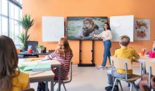 Optoma 5 na nástěnném stojanu RISE 2008 80B s křídly Optoma 5 na nástěnném stojanu RISE 2008 80B s křídly