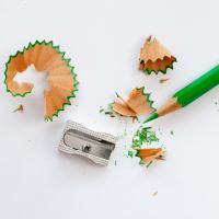 SACAPUNTAS, jednoduché kovové ořezávátko, metalické barvy - stříbrná, černá (3)